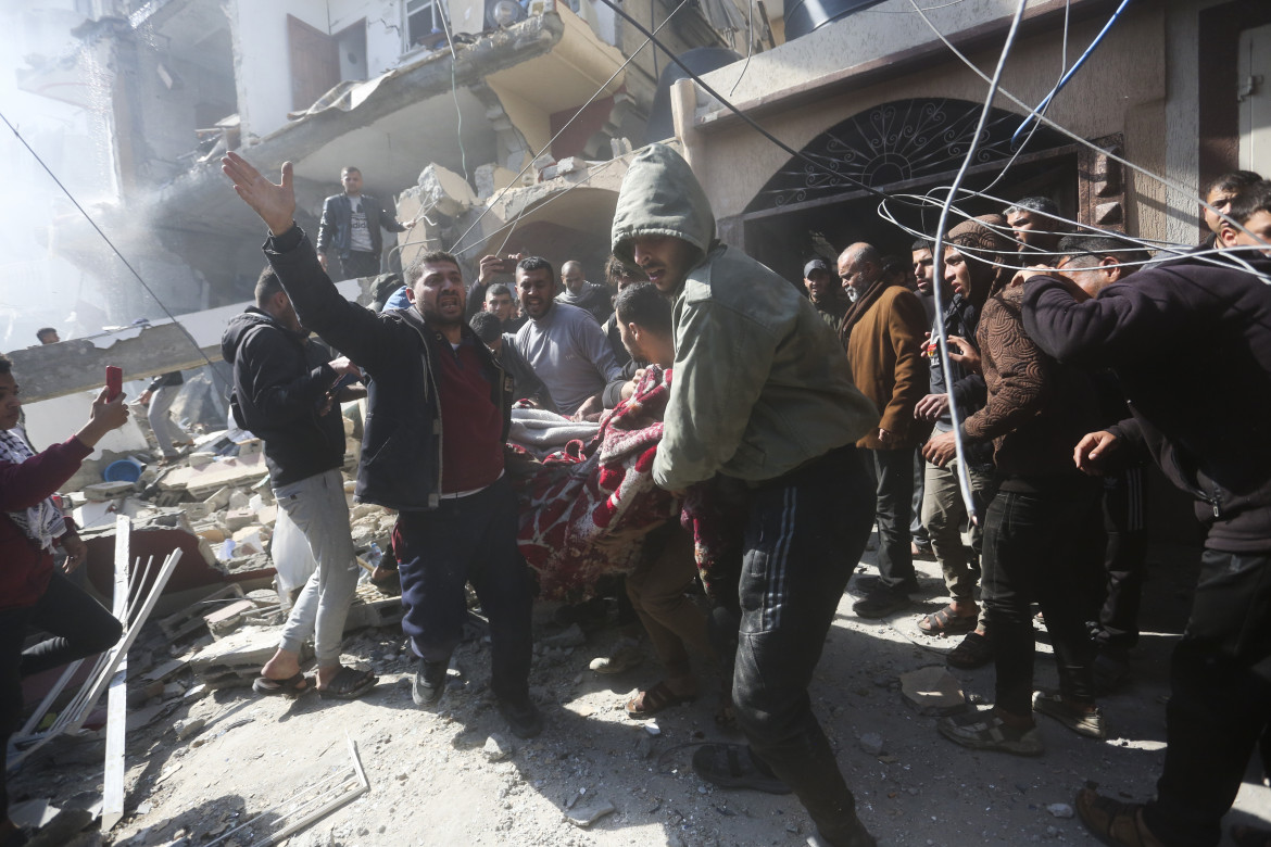 I soccorritori nella casa della famiglia Shaheen a Rafah (foto Ap/Hatem Ali)