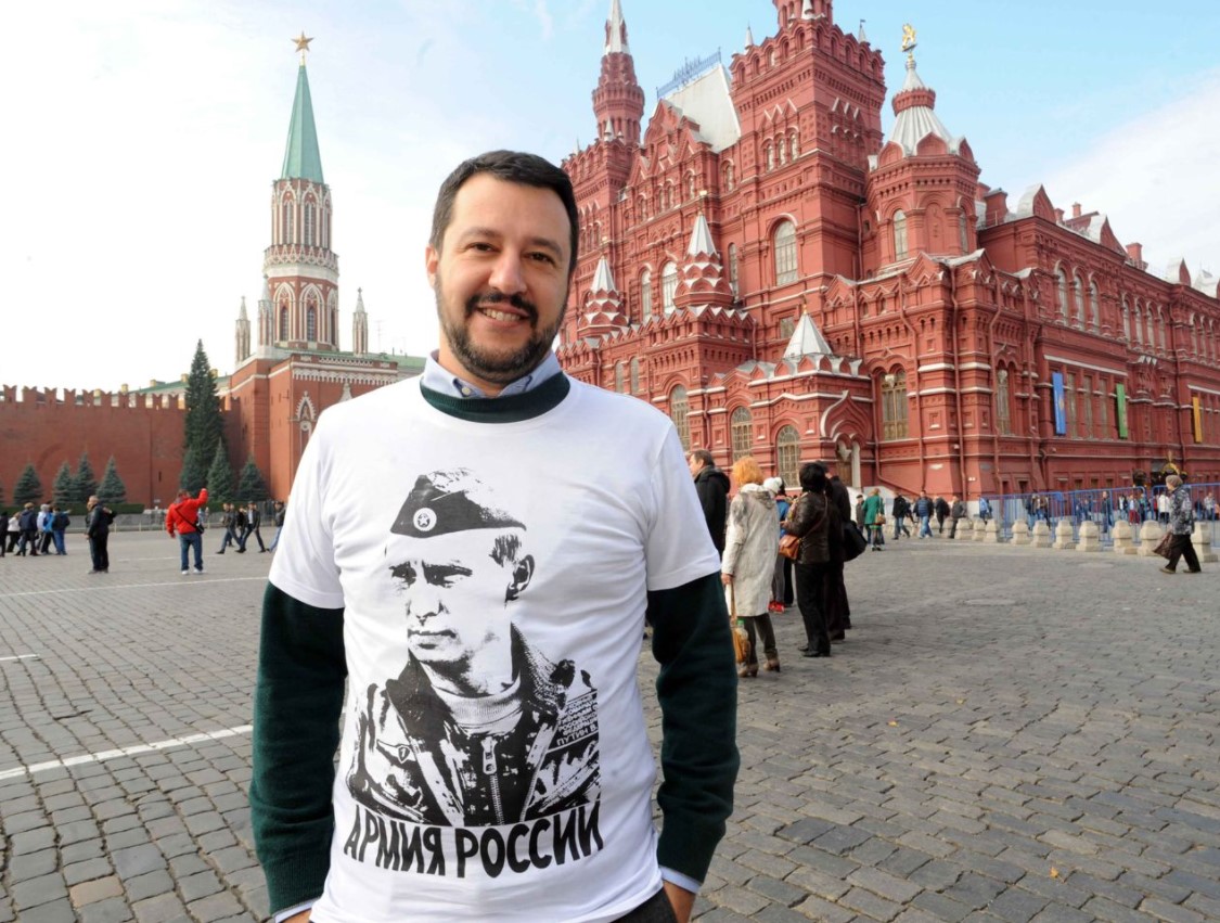 Matteo Salvini sulla Piazza Rossa di Mosca con una maglietta su Putin