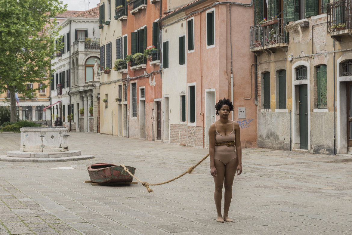 «Il mio corpo per rivendicare chi siamo», l’arte decoloniale di Susana Pilar