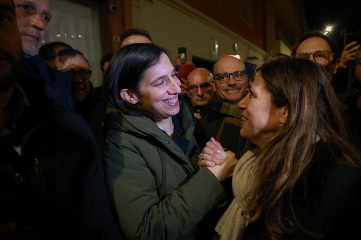 Elly Schlein e Alessandra Todde festeggiano la vittoria foto Ansa