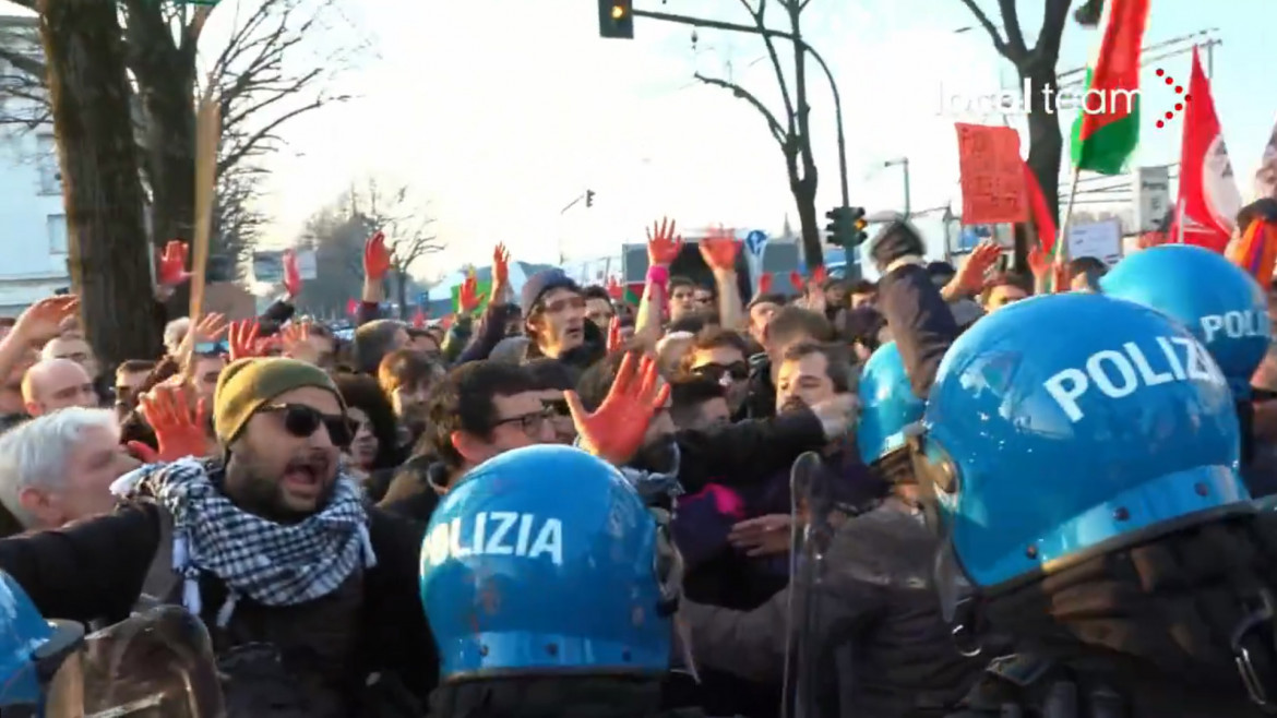 «Disarmare Israele», corteo davanti alla fiera delle armi a Verona