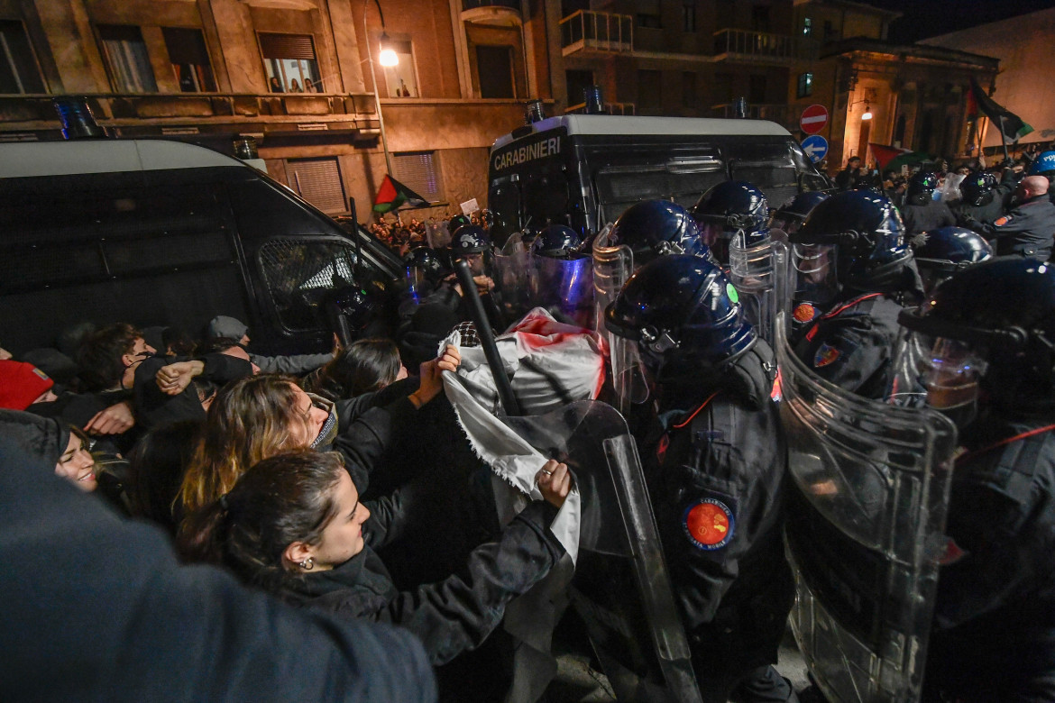 Manifestazione pro Palestina sotto la sede della Rai a Torino LaPresse