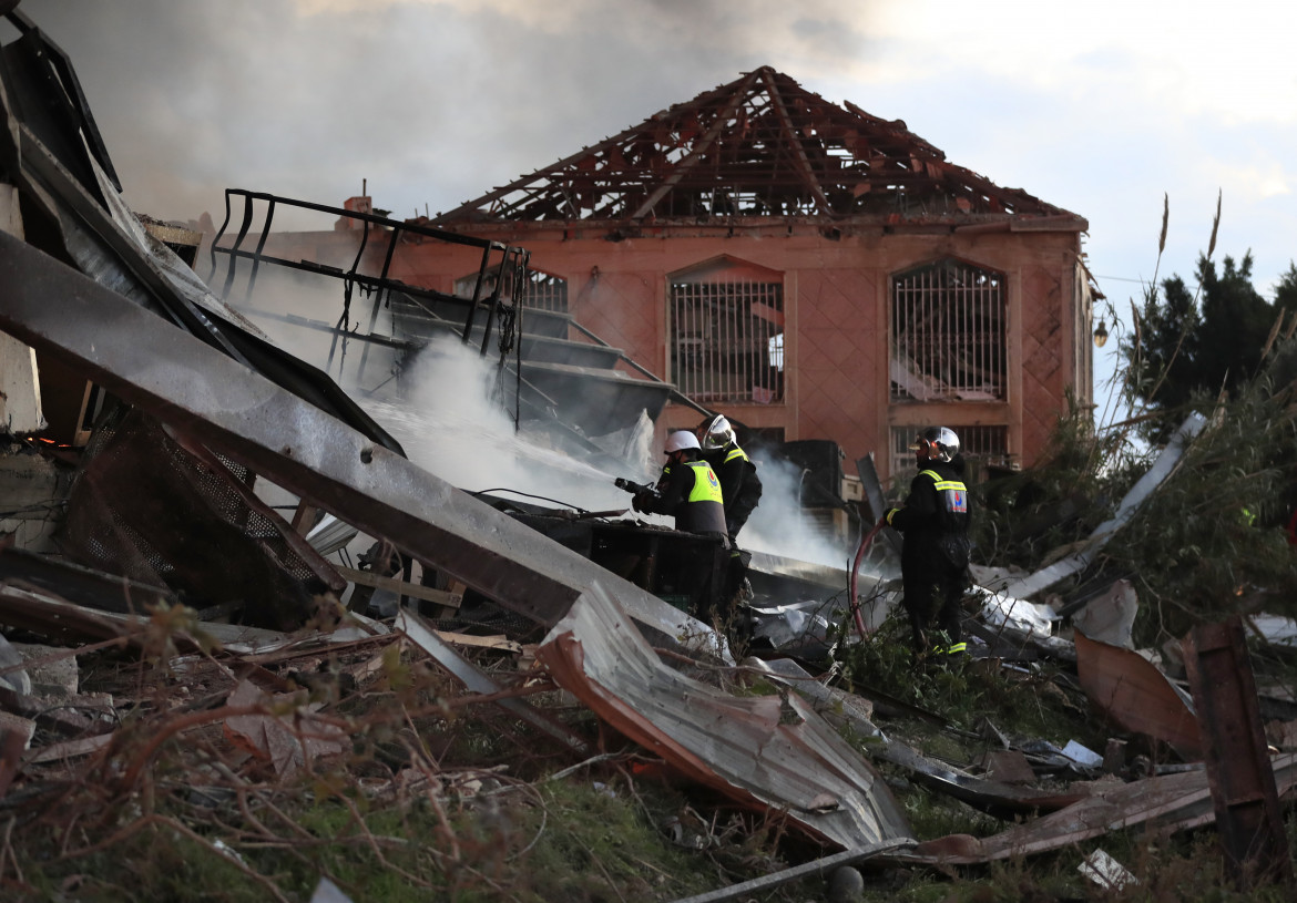 Gli effetti degli attacchi israeliani fuori Sidone (Foto Ap)