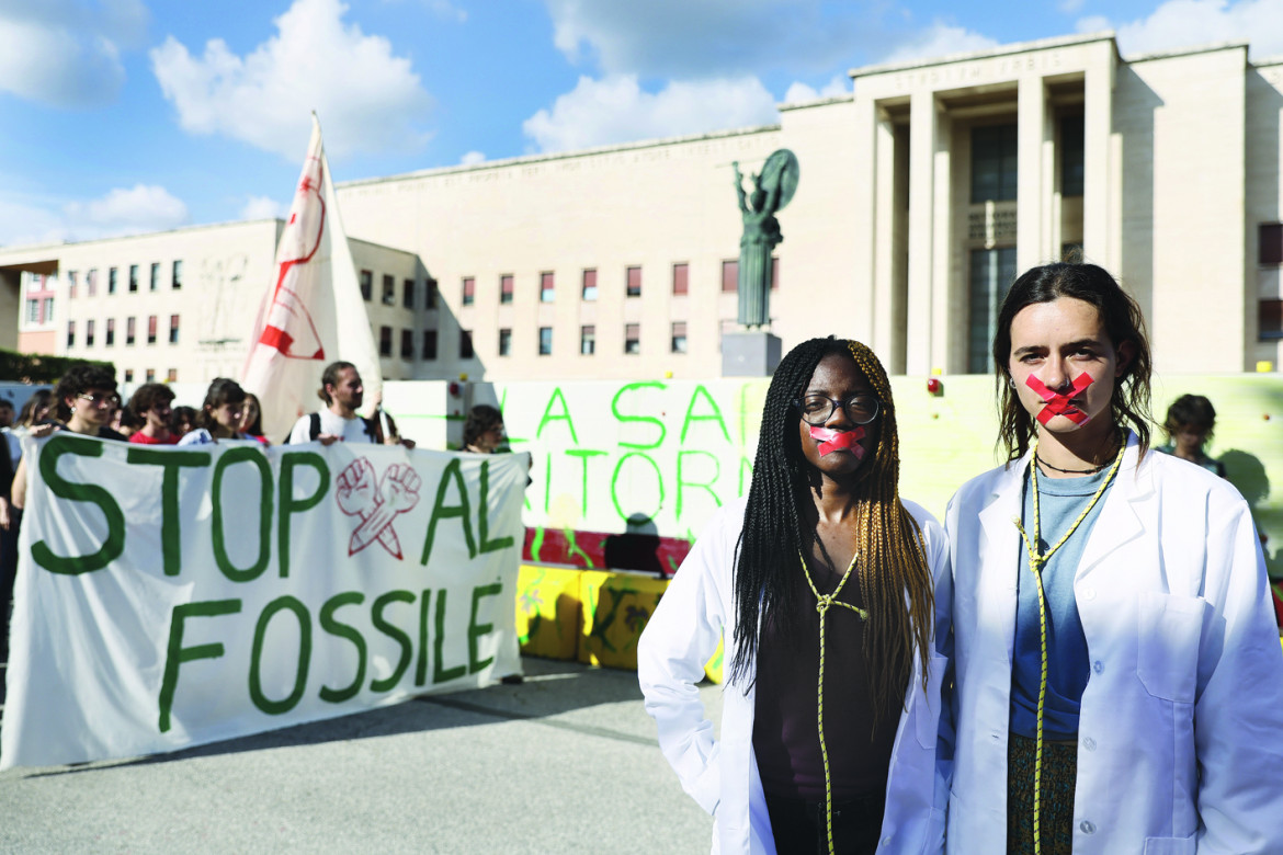 Una manifestazione ambientalista alla Sapienza foto LaPresse