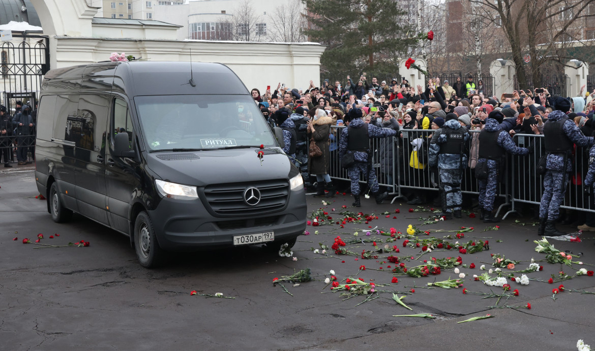 Il carro funebre con il leader dell'opposizione russa Alexei Navalny durante il suo funerale, fuori da un tempio ortodosso a Mosca foto (Getty Images)