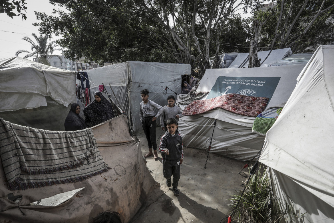 Rafah, sfollati palestinesi in una tendopoli nel sud di Gaza foto Ap/Abed Rahim Khatib