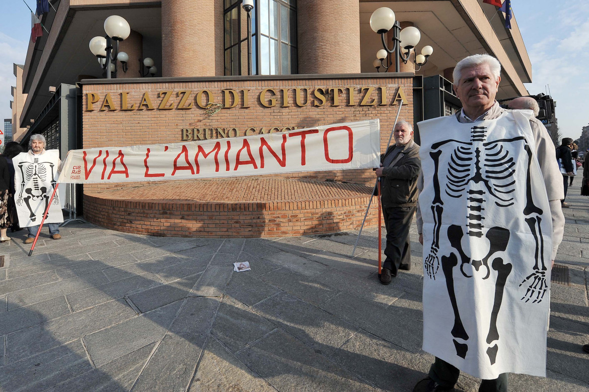 Una protesta delle vittime dell'amianto