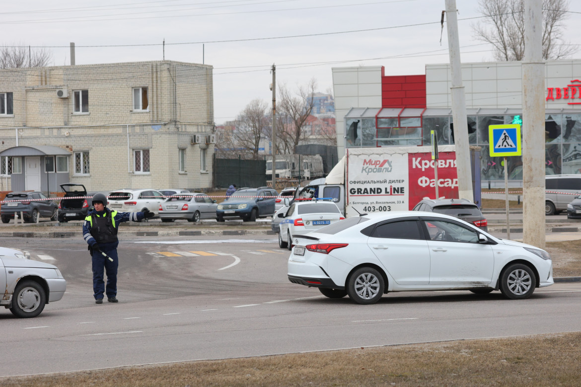 Belgorod, la polizia sul luogo dopo un attacco ucraino foto Getty Images/Emil Leegunov