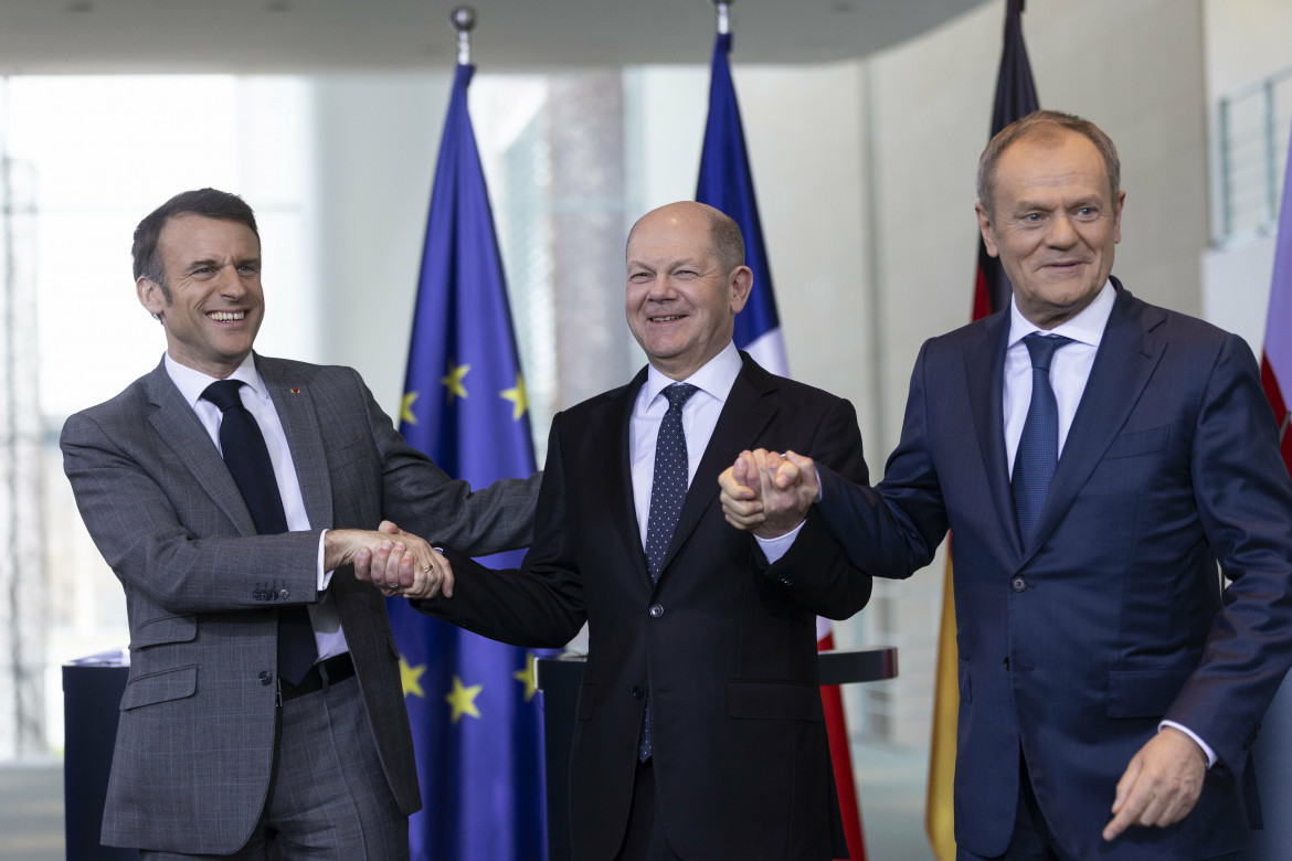 Emmanuel Macron, Olaf Scholz e Donald Tusk a Berlino foto Ap