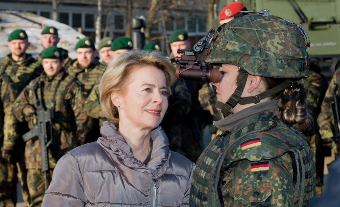 Ursula von der Leyen esamina i visori notturni militari in Sassonia foto di Julian Stratenschulte/Ansa