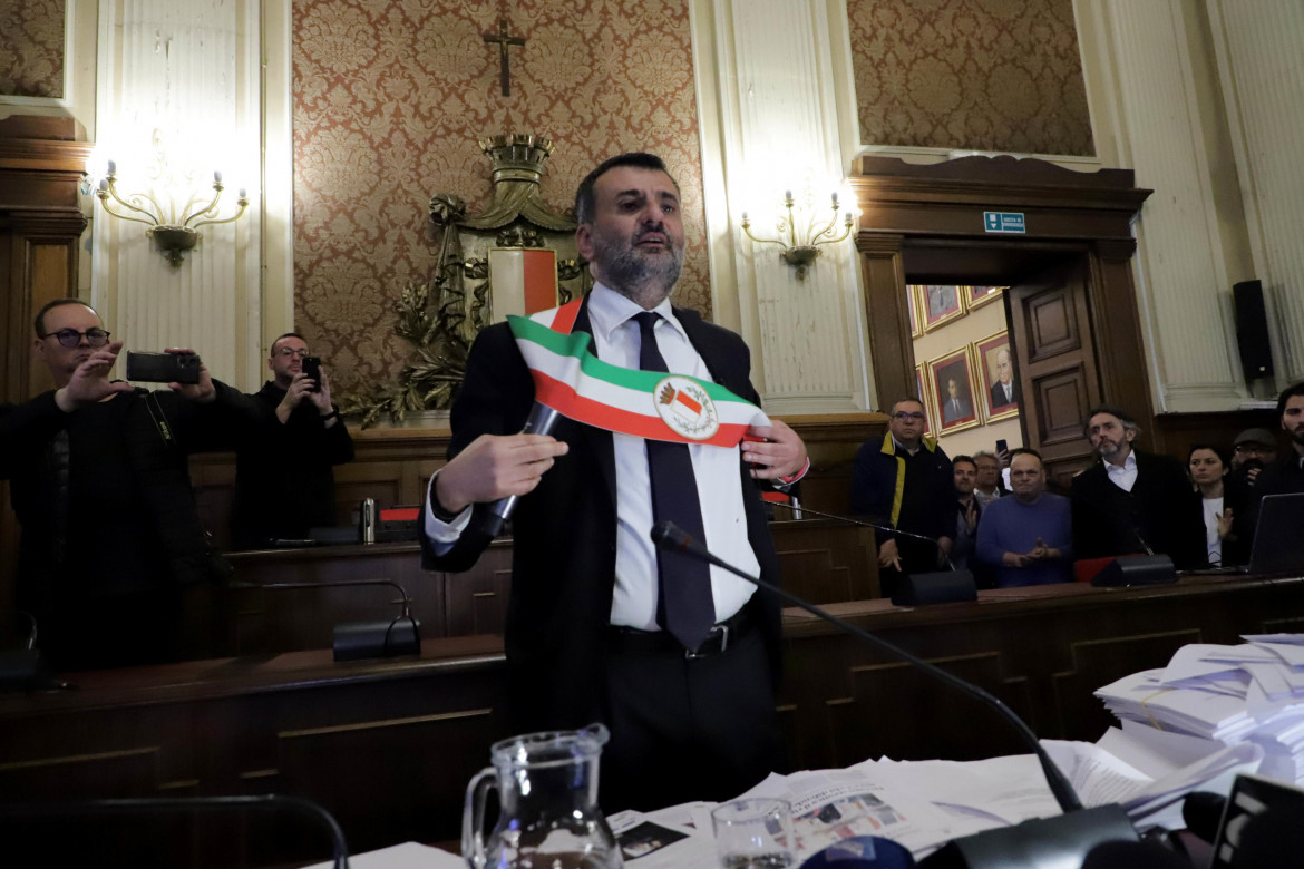 Il sindaco di Bari Antonio De Caro durante la conferenza stampa