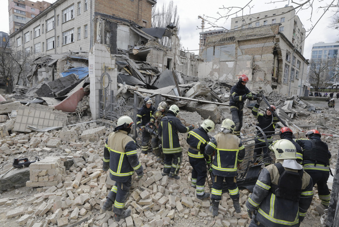 Un palazzo colpito dagli ultimi attacchi su Kiev foto Ansa