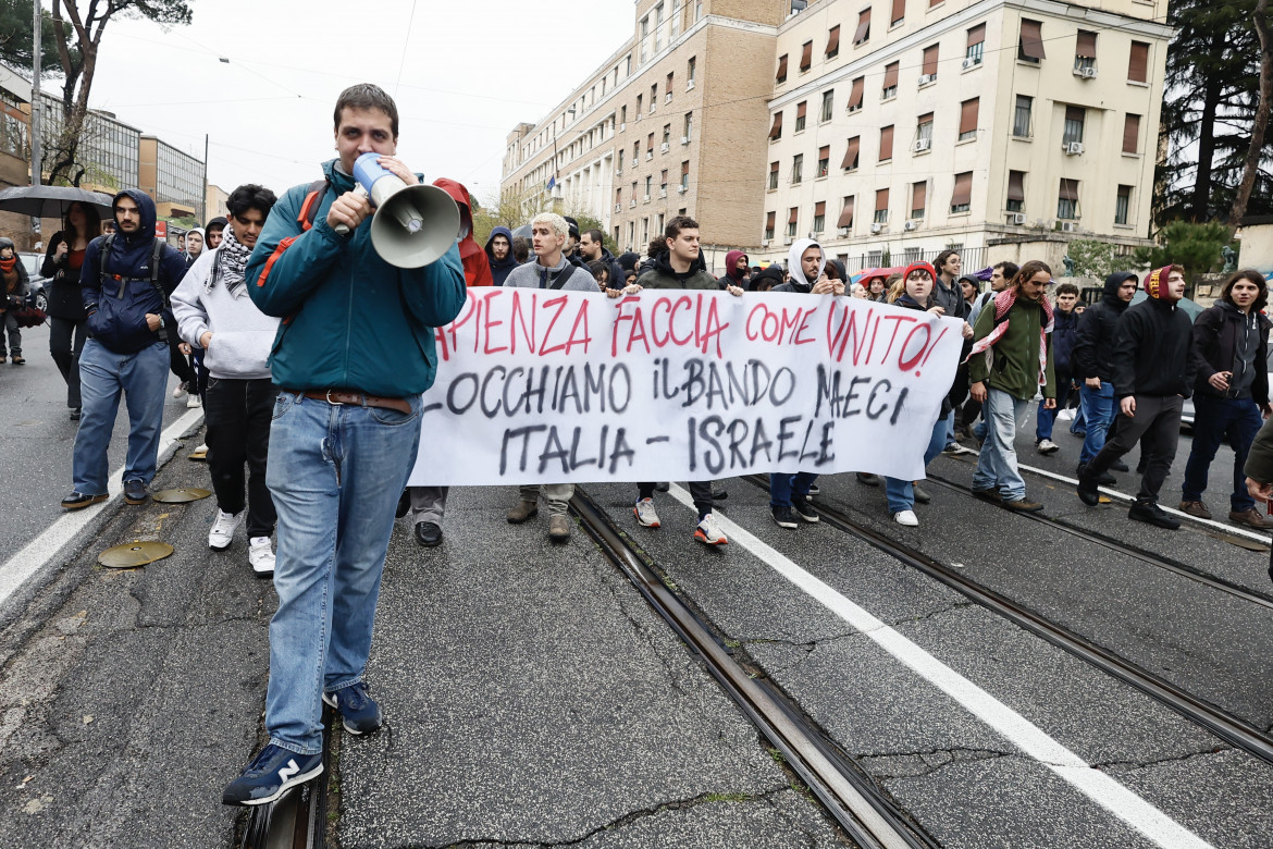 Il corteo di ieri degli studenti della Sapienza di Roma foto LaPresse/Cecilia Fabiano