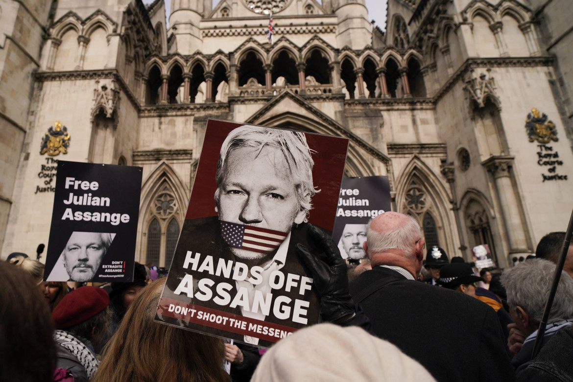 Assange è libero ma l’intimidazione della stampa è andata a segno