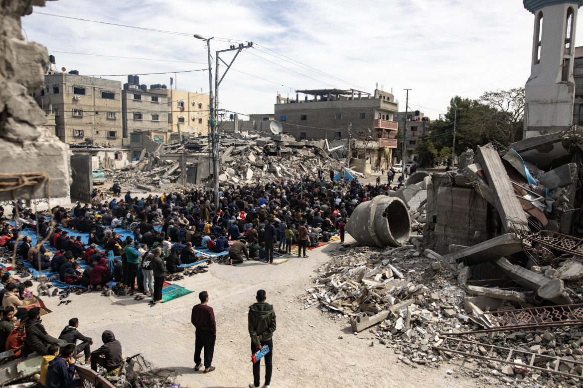 La preghiera del venerdì accanto alle macerie della moschea Al-Farooq, distrutta da un attacco aereo israeliano su Rafah