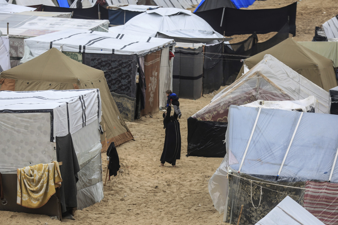 Sfollati palestinesi a Rafah foto Ap/Mohammed Talatene