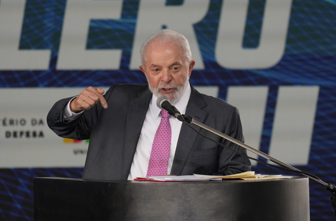 Il presidente brasiliano Lula durante una conferenza stampa a Rio de Janeiro foto Ap/Silvia Izquierdo