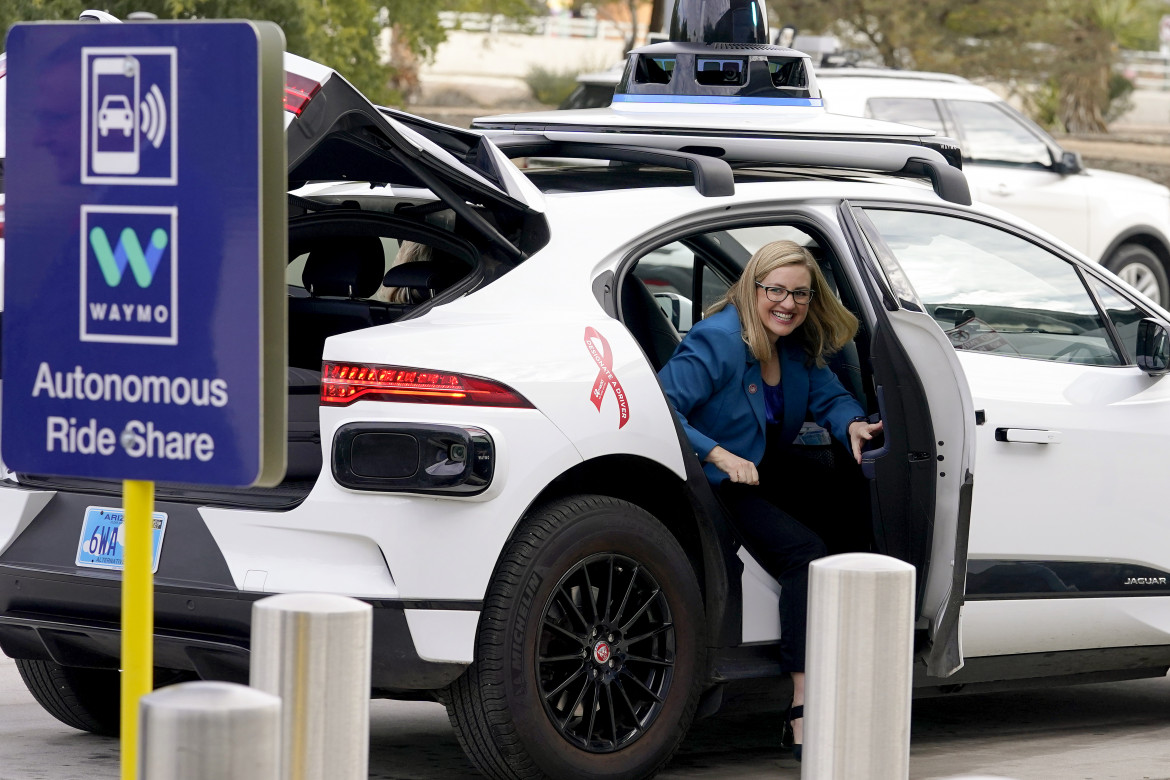 La sindaca di Phoenix Kate Gallego in un robo-taxi Waymo