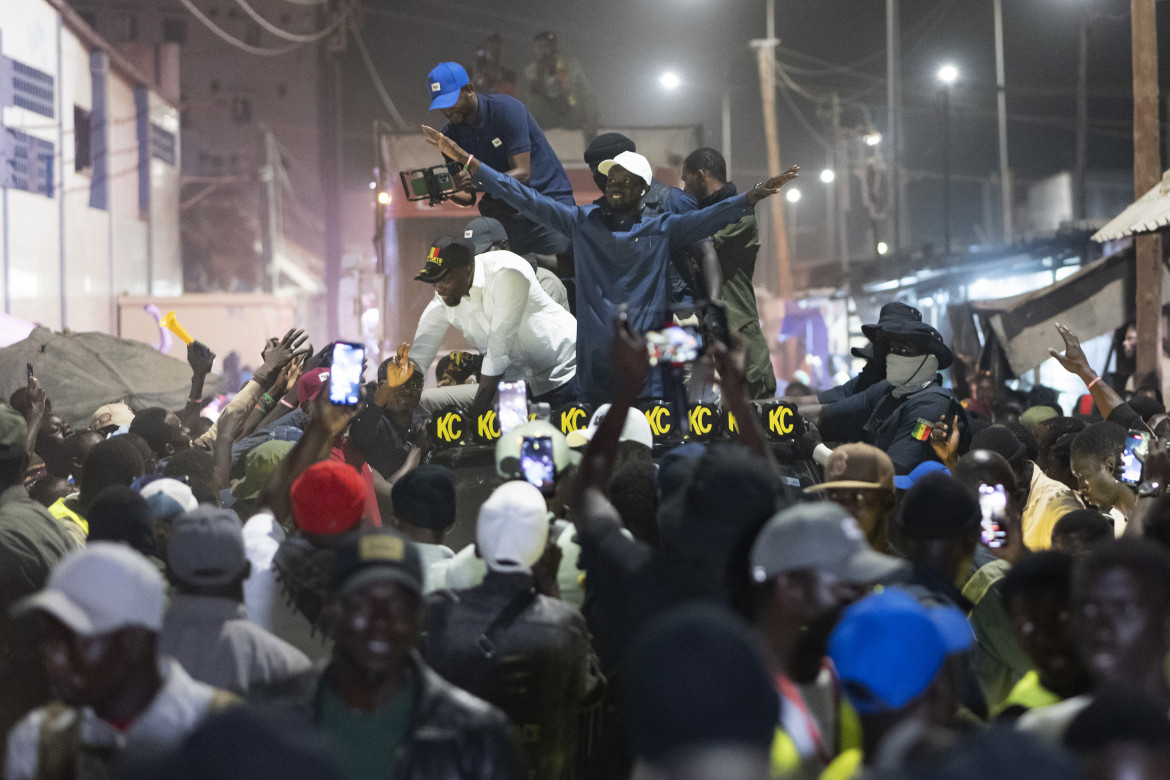 Faye, al centro con il cappello bianco, e Sonko, sulla sinistra con la camicia bianca, dopo la liberazione dal carcere di Dakar