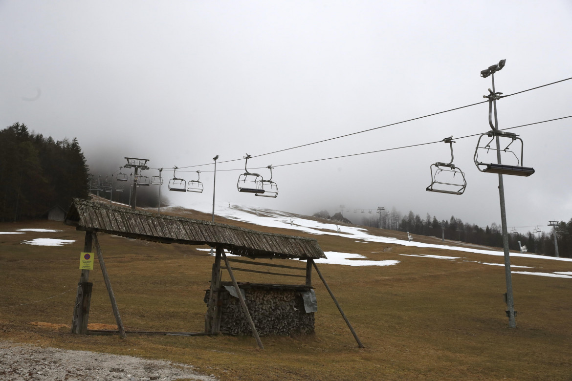 Impianto sciistico senza neve