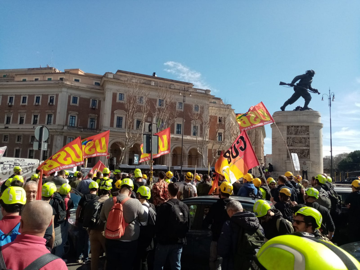 Rfi, i lavoratori in corteo: «L’accordo va ritirato»