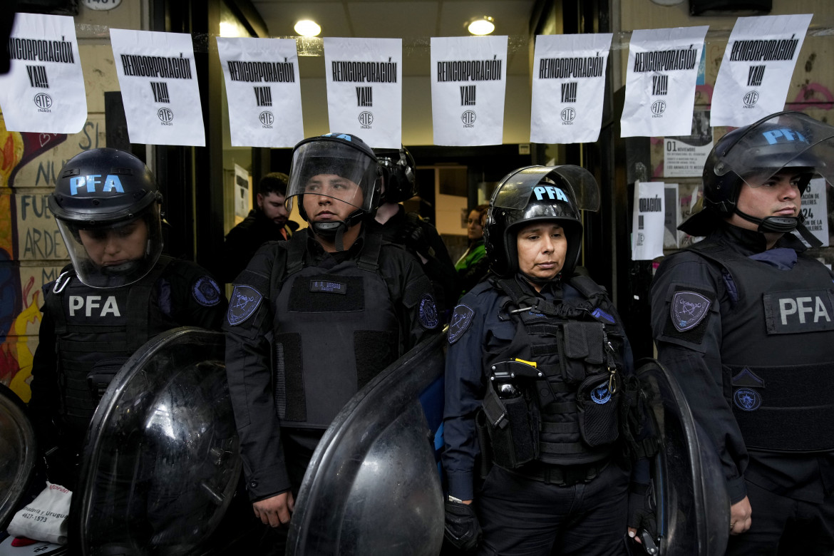 Buenos Aires, la polizia davanti alla ex Esma, la Escuela de Mecánica de la Armada diventata centro di torture e oggi "Spazio della memoria"