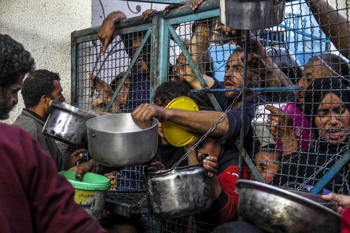 In fila per la distribuzione del cibo nel campo profughi di Jabaliya Ap/Mahmoud Issa