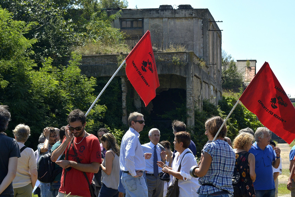 Manifestazione per il lago Bullicante (Lapresse)