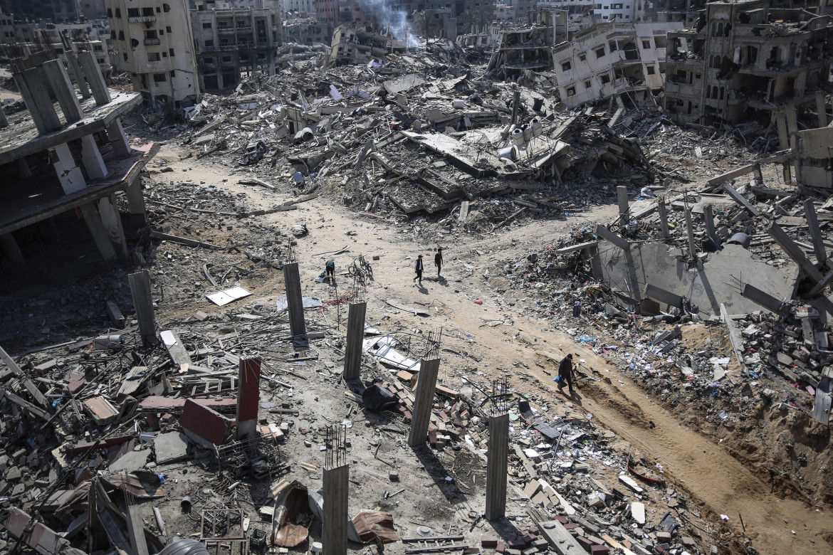 Le macerie intorno all’ospedale al-Shifa a Gaza City foto Ap/Omar Ishaq