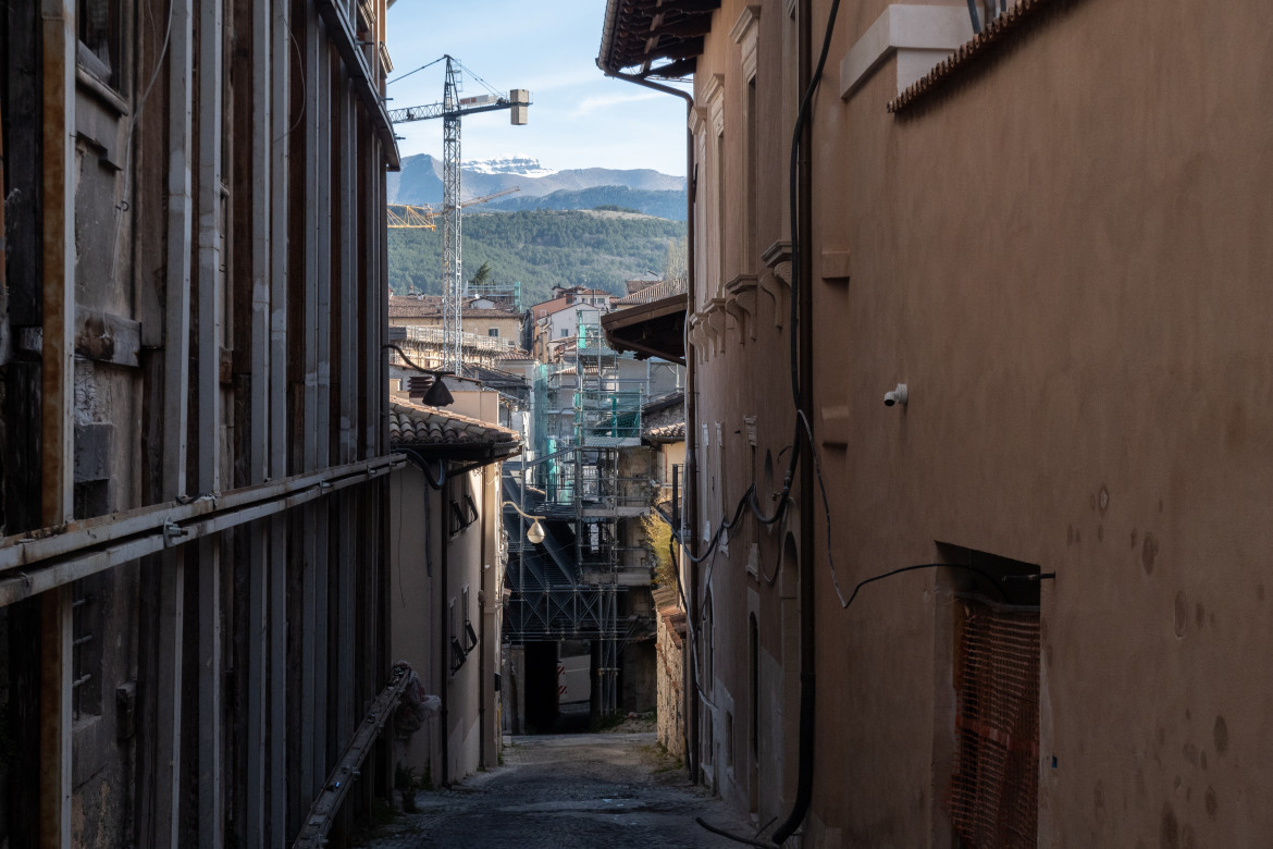 Uno scorcio tra le vie de L’Aquila foto Lorenzo Di Cola/Getty Images