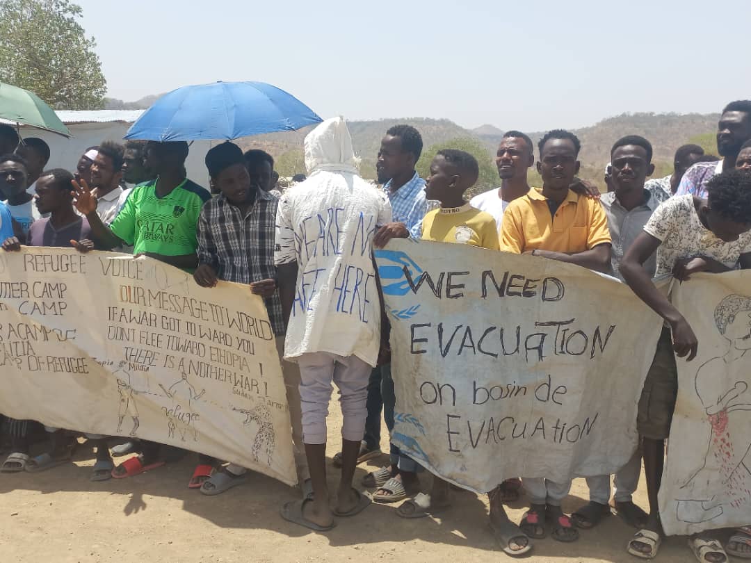 La protesta dei profughi nel campo di Kumar, in Etiopia, per le dure condizioni di vita foto Sambil