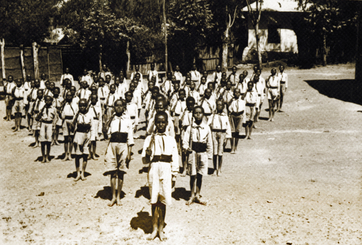 Un reparto di bambini soldato della Gioventù Etiope del Littorio, Addis Abeba 1935 - 1941