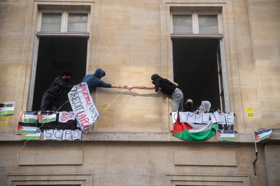 Gli studenti occupano la Sciences Po a Parigi foto Zuma/Max Ludwig