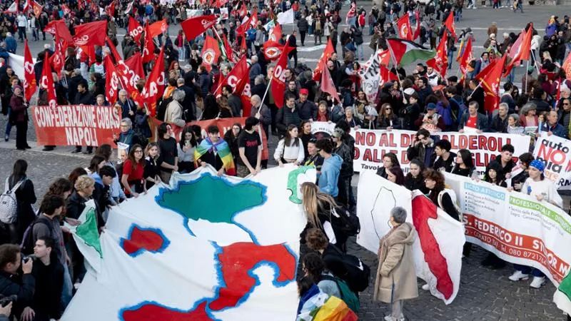 Napoli, no all’autonomia differenziata a Piazza Plebiscito foto da X