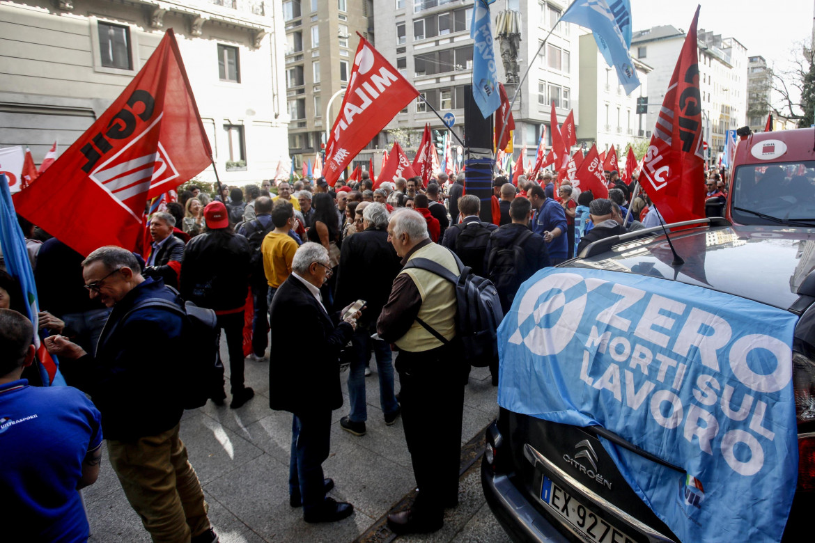 Cgil e Uil: «Adesione molto alta». Landini: lo sdegno non basta più