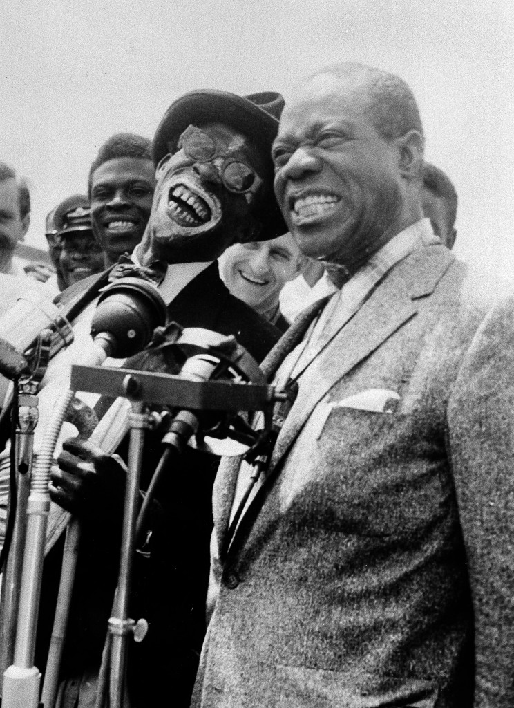 Louis Armstrong al suo arrivo in Ghana nel 1956