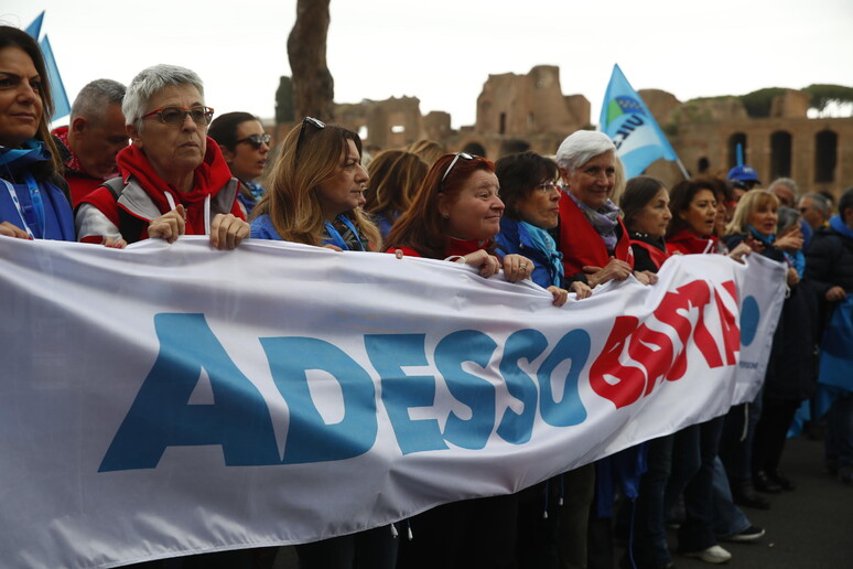 Cgil e Uil: sanità già al collasso, il governo mente