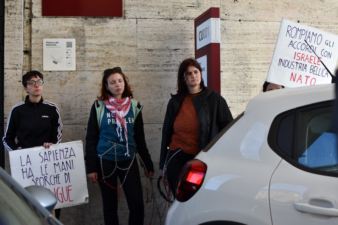 studenti incatenati sotto il Senato Accademico della Sapienza