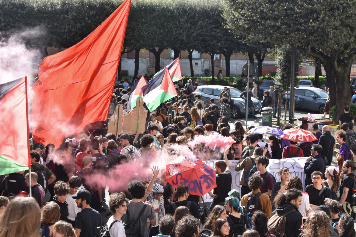 Il corteo sfila tra le vie e dentro le aule della Sapienza