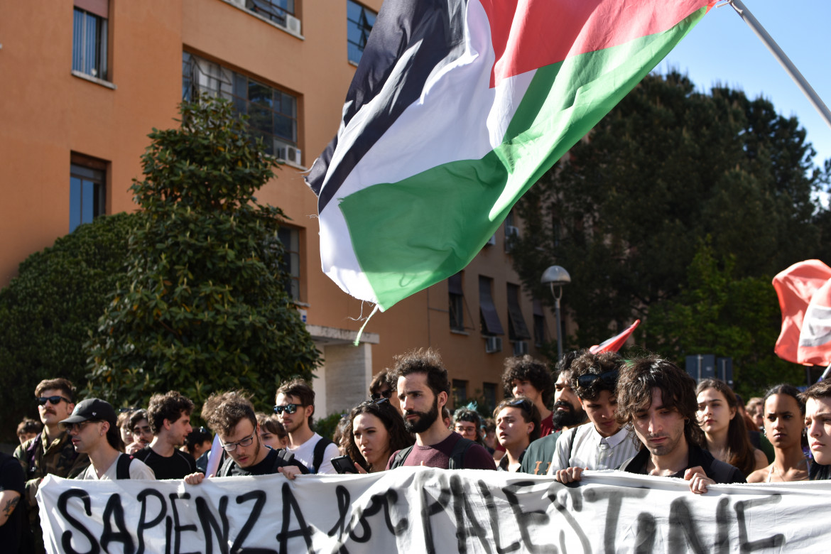 Il corteo sfila tra le vie e dentro le aule della Sapienza