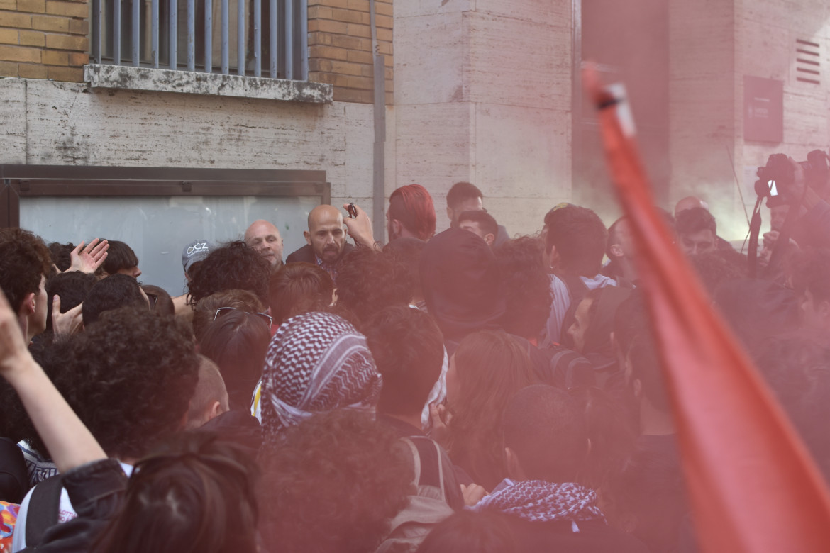 Il corteo cerca di raggiungere i cancelli del Rettorato