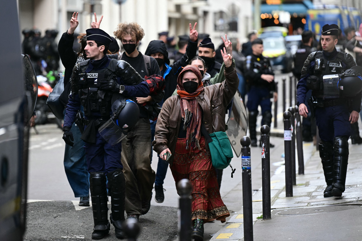 Parigi, studenti portati via da Sciences Po