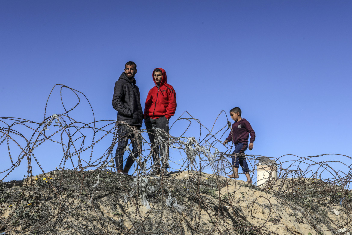 Rafah, sfollati palestinesi vicino alle tende montate al confine con l’Egitto foto Ap/Abed Rahim Khatib