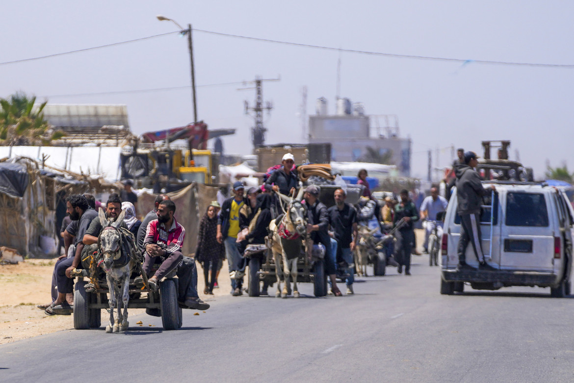 Sfollati da Rafah raggiungono Deir al Balah Ap/Abdel Kareem Hana