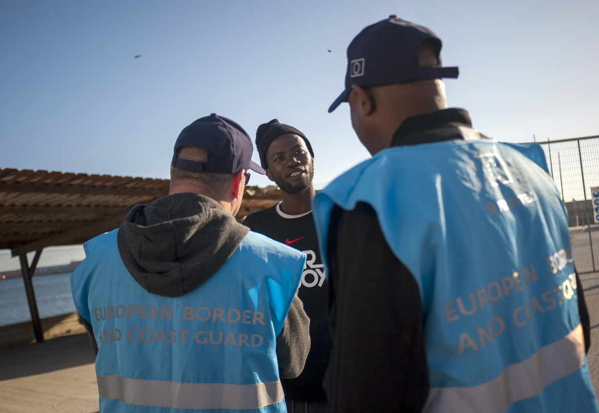 Migranti, l’Ue trasforma le frontiere in prigioni