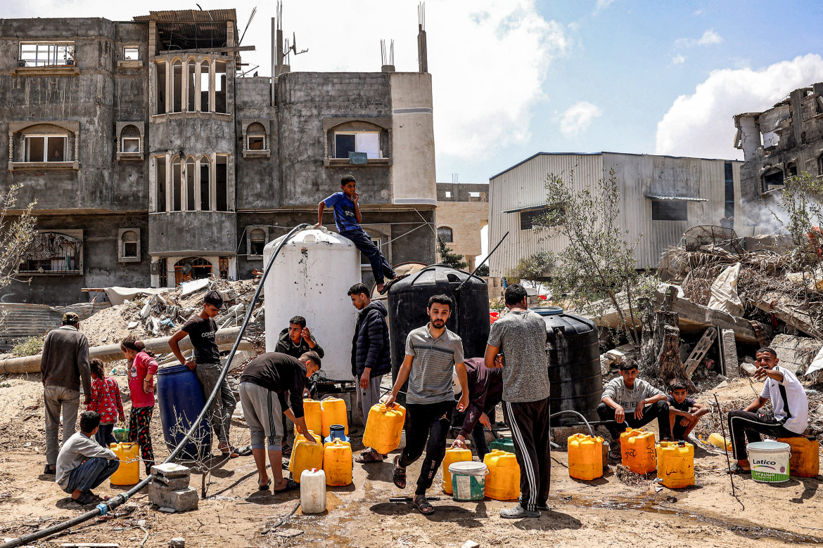 In fila a delle cisterne d’acqua a Khan Younis, nel sud di Gaza