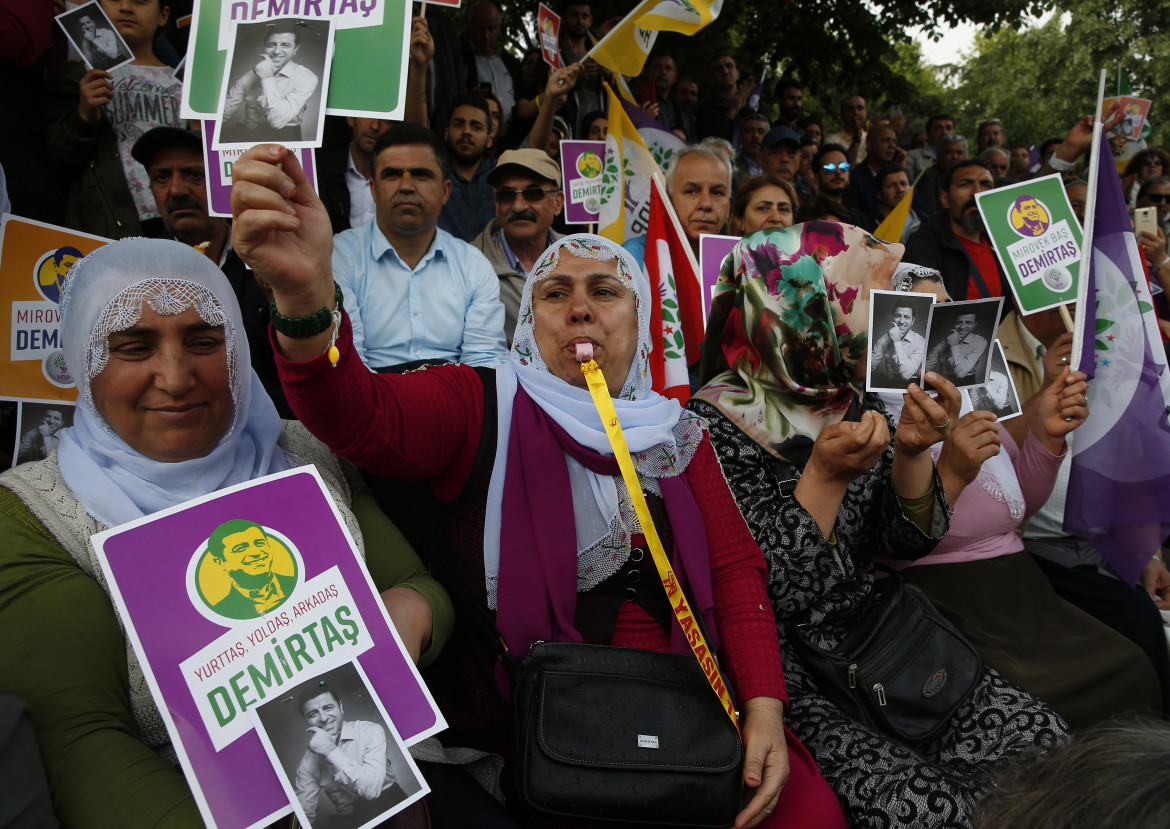 2018, sostenitrici dell’Hdp con una foto di Demirtas, all’epoca candidato alla presidenza Ap/Lefteris Pitarakis