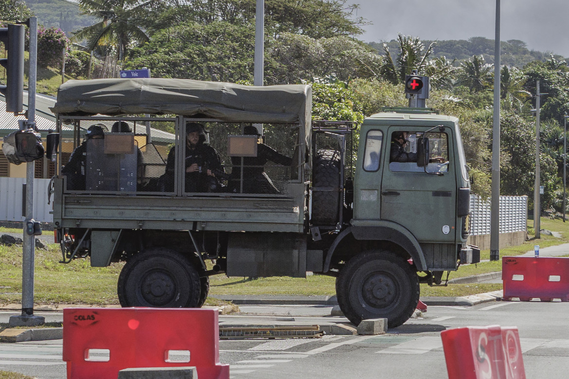 Gendarmi francesi per le strade di Nouméa foto Ap/Cedric Jacquot