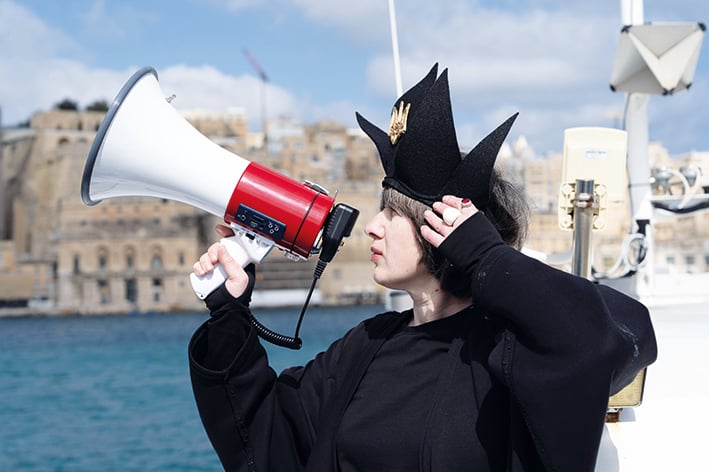 Alevtina Kakhidze durante la performance «From Malta to Yalta»