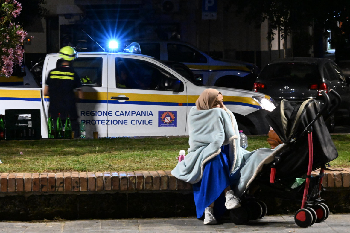 Paura e rabbia nei Campi Flegrei. Scuole chiuse, evacuato il carcere